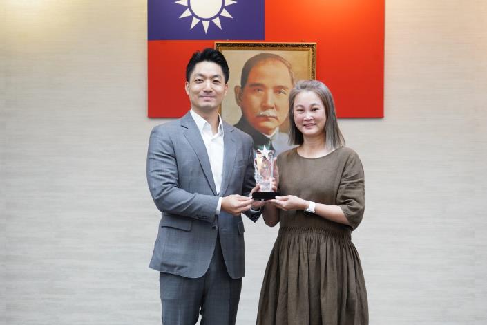 1140916_市政會議前頒獎_劉佳雯攝_12樓 (6)本府114年度「創意提案競賽」獲獎提案機關北市聯醫范立筠護理師代表上台受獎。.JPG