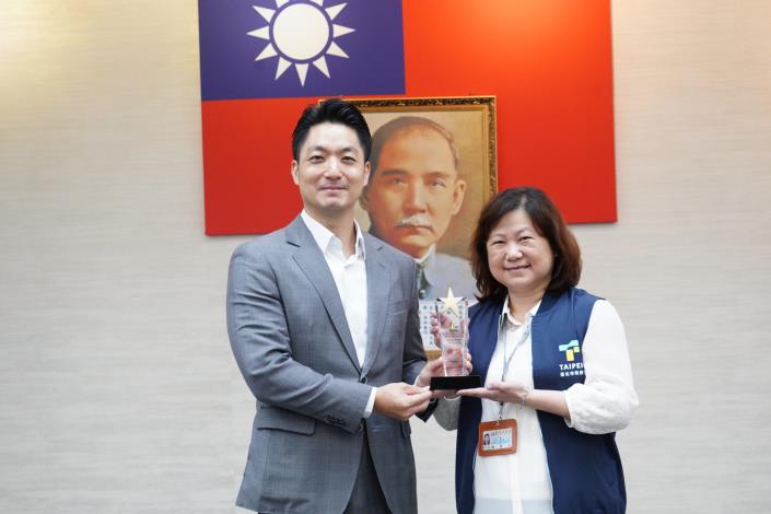 1140916_市政會議前頒獎_劉佳雯攝_12樓 (22)本府114年度「創意提案競賽」獲獎提案機關地政局陳小玲主任代表上台受獎。.JPG