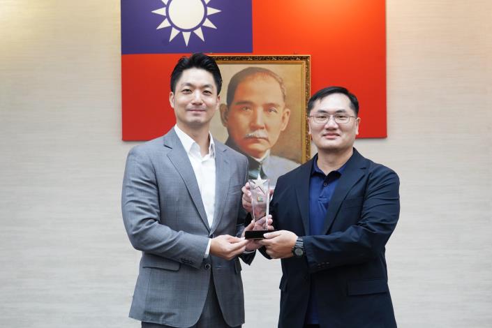 1140916_市政會議前頒獎_劉佳雯攝_12樓 (25)本府114年度「創意提案競賽」獲獎提案機關產業局呂丘鴻科長代表上台受獎。.JPG