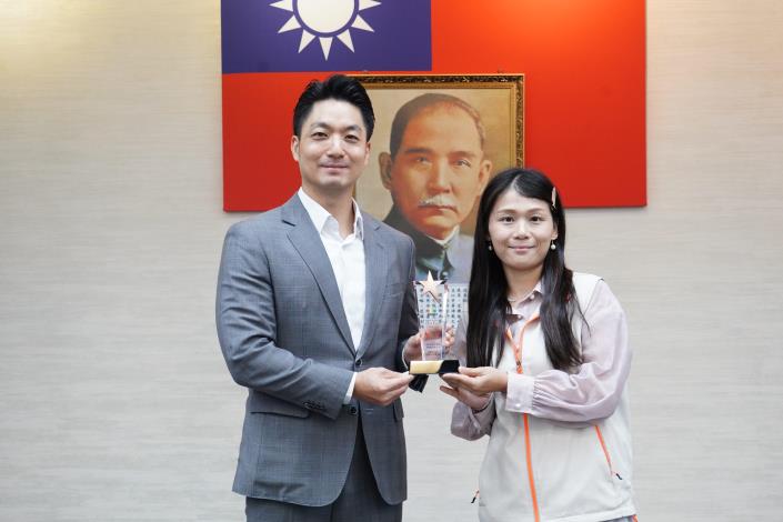 1140916_市政會議前頒獎_劉佳雯攝_12樓 (32)本府114年度「創意提案競賽」獲獎提案機關大同健康中心吳恩綺護理師代表上台受獎。.JPG