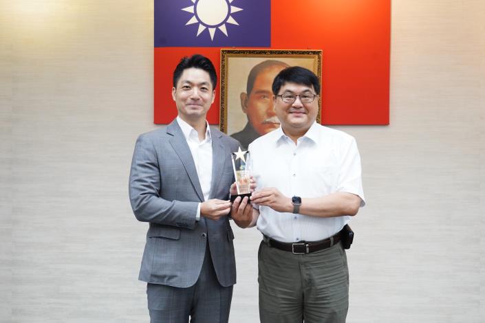 1140916_市政會議前頒獎_劉佳雯攝_12樓 (2)本府114年度「創意提案競賽」獲獎提案機關衛工處王文清副總工程司代表上台受獎。.JPG