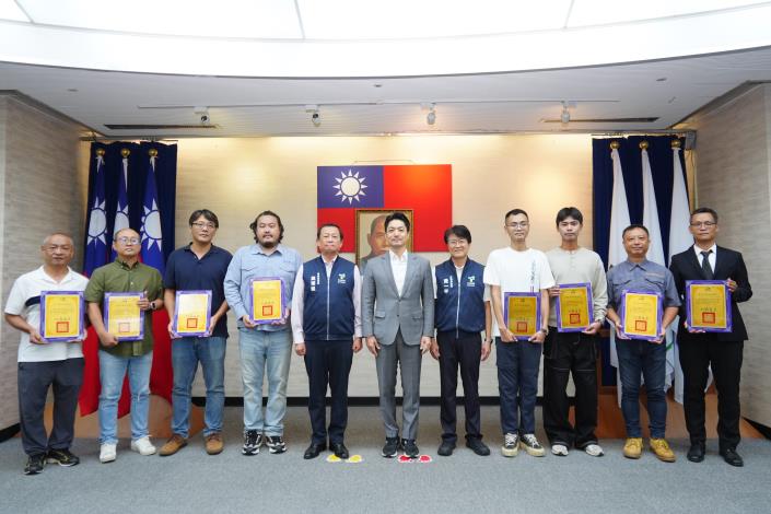 1140923_01_148_表揚丹娜絲颱風支援外縣市搶災有功團體，請工務局黃局長、消防局莫局長及各受獎代表上臺一同合影。.JPG