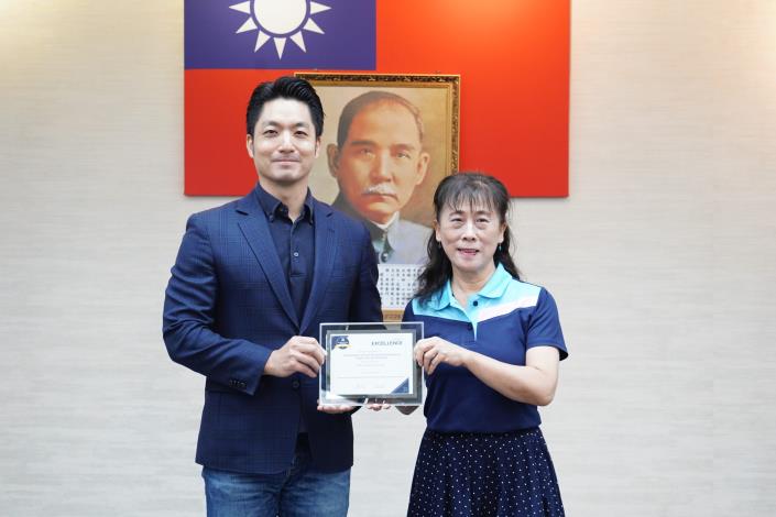 1140930_01_本府榮獲2025年Brandon Hall Group HCM卓越獎競賽「學習與發展類」金牌，請公訓處何處長陳獻證書。.JPG