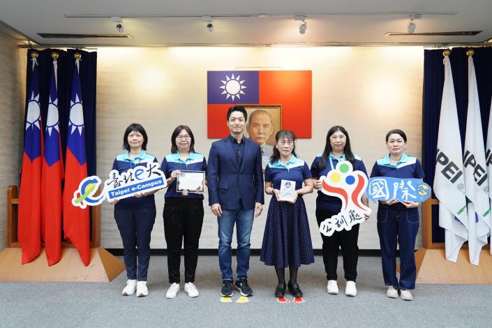 1140930_01_本府榮獲2025年Brandon Hall Group HCM卓越獎競賽「學習與發展類」金牌，請公訓處同仁上臺一同合影。.JPG