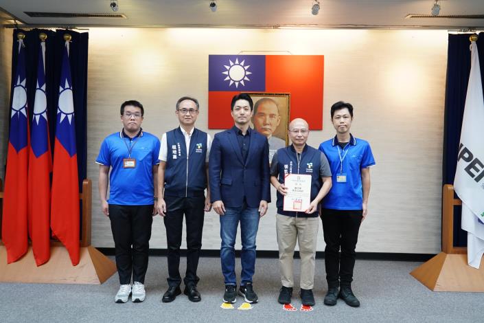 1140930_01_本府榮獲內政部「114年度雨水下水道系統維護管理訪評」優等，請工務局程副局長及水利處同仁上臺一同合影。.JPG