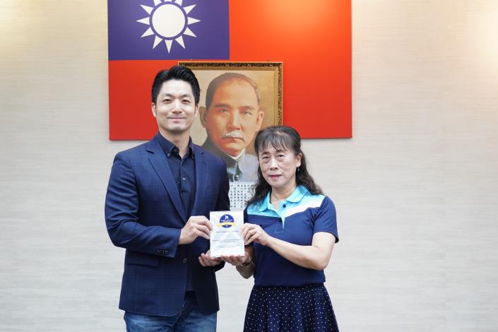 1140930_01_本府榮獲2025年Brandon Hall Group HCM卓越獎競賽「學習與發展類」金牌，請公訓處何處長陳獻獎座。.JPG