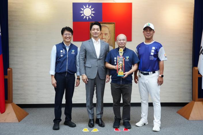 1141014_18_本府榮獲2025第23屆總統盃全國慢速壘球錦標賽縣市政府組冠軍_請工務局黃一平局長及水利處同仁一同合影.JPG
