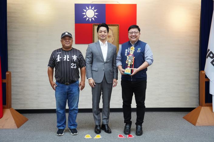 1141014_20_本府榮獲2025第23屆總統盃全國慢速壘球錦標賽縣市政府組亞軍_請環保局同仁一同合影。.JPG