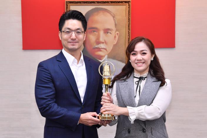 1141028_臺北廣播電臺榮獲「第60屆廣播金鐘獎」生活風格節目獎，請周佳岑主持人陳獻獎座。.JPG