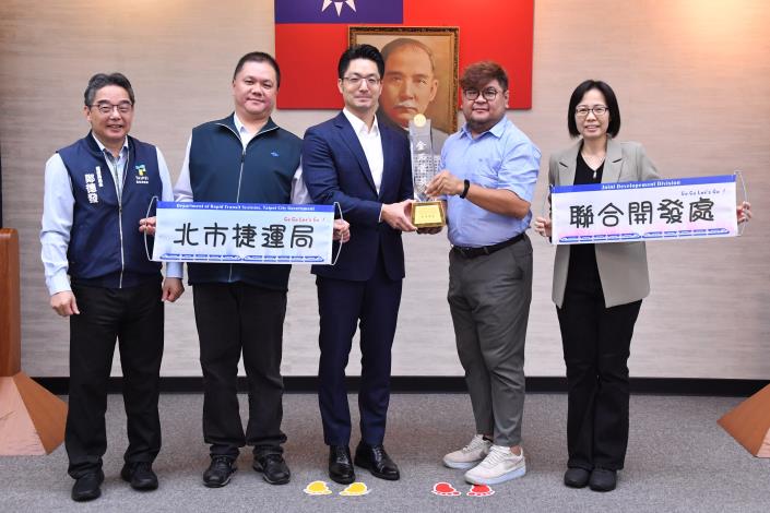1141028_本府捷運局榮獲「第33屆中華建築金石獎」優良公共建設規劃組金石首獎，請捷運局鄭局長及同仁上臺一同合影。.JPG