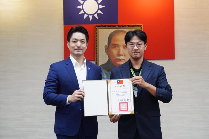 1141111_01_市政會議前頒獎_劉佳雯攝_12樓 (12)表揚本府114年度「領航x永續x市政專題研究班」績優專題研究小組第3名組：民政局林上鈞科員上台受獎。.JPG