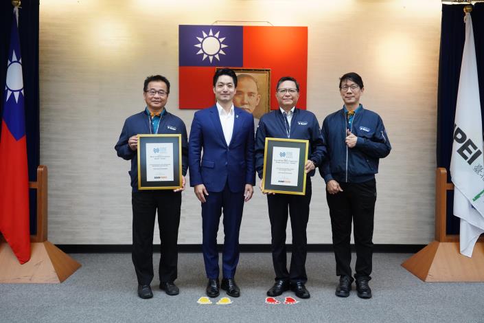 1141111_01_市政會議前頒獎_劉佳雯攝_12樓 (23)北水處榮獲「2025亞洲水獎」北水處邱福利總工程司及楊境維科長上台一同合影。.JPG