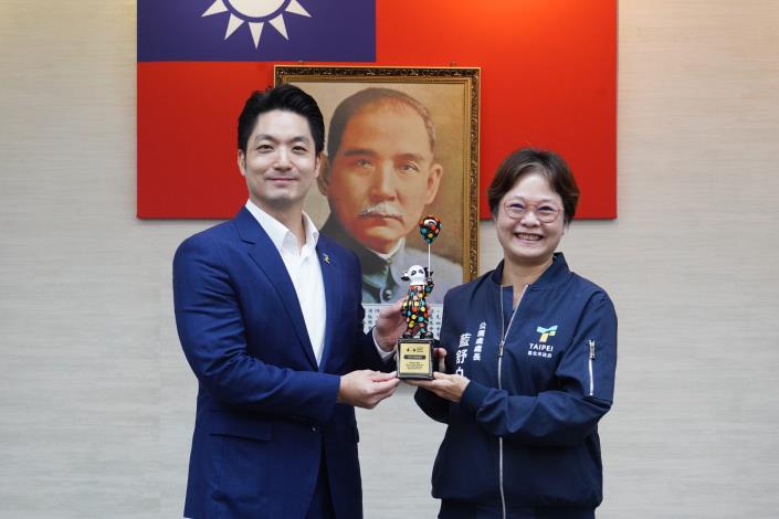 1141111_01_市政會議前頒獎_劉佳雯攝_12樓 (25)本府公園處「花IN台北」榮獲「2025英國IAA倫敦設計獎」金獎，公園處藍處長陳獻獎座。.JPG