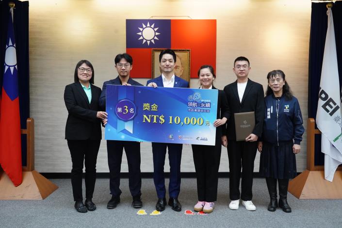 1141111_01_市政會議前頒獎_劉佳雯攝_12樓 (16)表揚本府114年度「領航x永續x市政專題研究班」績優專題研究小組第3名組：市長頒發獎勵金1萬元，並與獲獎同仁一同合影。.JPG