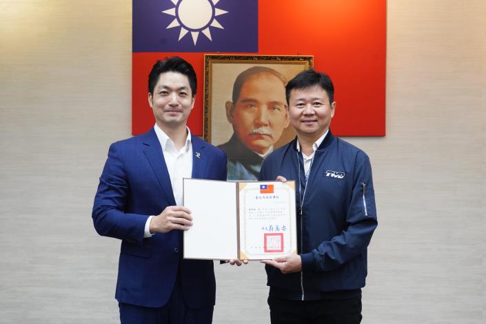 1141111_01_市政會議前頒獎_劉佳雯攝_12樓 (8)表揚本府114年度「領航x永續x市政專題研究班」績優專題研究小組第2名組：北水處工程總隊謝澤楨主任上台受獎。.JPG