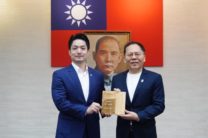 1141111_01_市政會議前頒獎_劉佳雯攝_12樓 (29)本府榮獲「114年度勞動部補助直轄市及縣市政府辦理職業災害勞工協助事項業務輔導評鑑」優等，勞動局王局長陳獻獎牌。.JPG