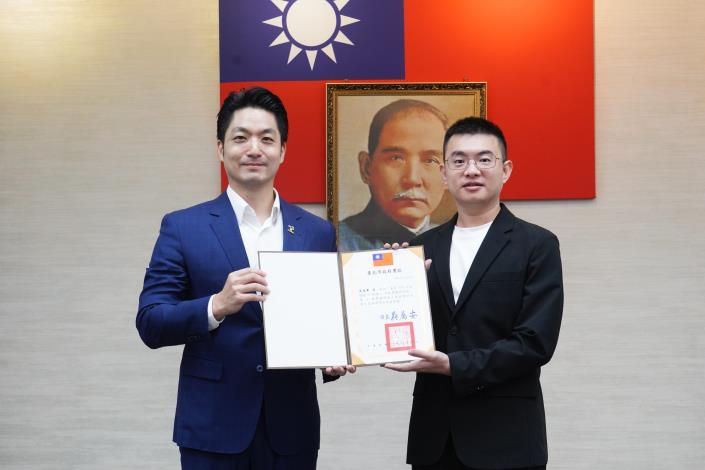 1141111_01_市政會議前頒獎_劉佳雯攝_12樓 (15)表揚本府114年度「領航x永續x市政專題研究班」績優專題研究小組第3名組：南港區公所黃逸羣課長上台受獎。.JPG