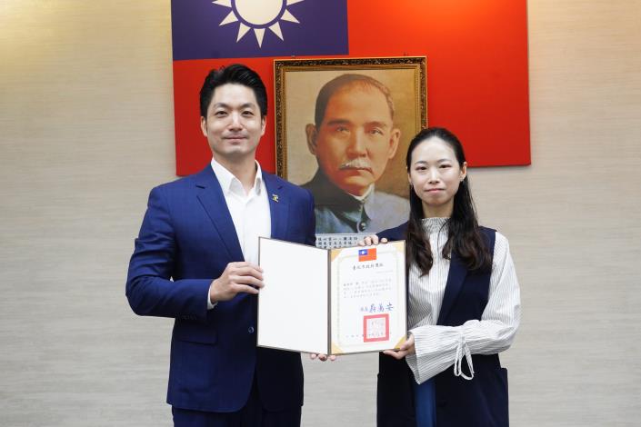 1141111_01_市政會議前頒獎_劉佳雯攝_12樓 (2)表揚本府114年度「領航x永續x市政專題研究班」績優專題研究小組第1名組：地政局施亭伃專員上台受獎。.JPG
