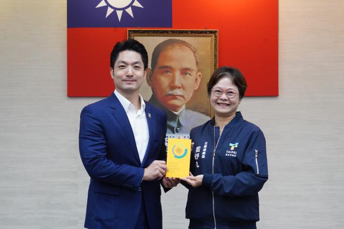 1141111_01_市政會議前頒獎_劉佳雯攝_12樓 (26)本府公園處「花IN台北」榮獲「2025雪梨設計大獎」金獎，公園處藍處長陳獻獎座。.JPG