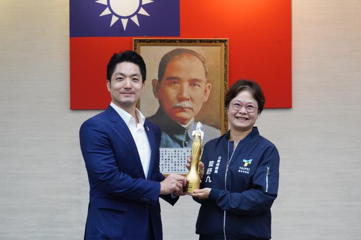1141111_01_市政會議前頒獎_劉佳雯攝_12樓 (27)本府公園處「花IN台北」榮獲「2025美國繆思創意設計獎」金獎，公園處藍處長陳獻獎座。.JPG