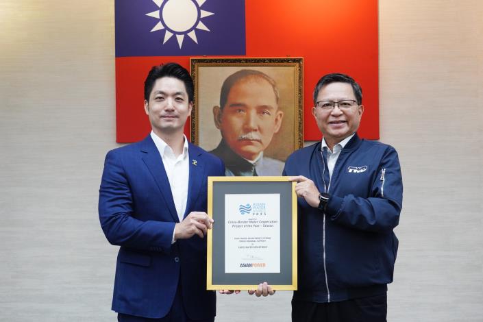 1141111_01_市政會議前頒獎_劉佳雯攝_12樓 (22)北水處榮獲「2025亞洲水獎」年度跨境合作水務專案獎，北水處范處長陳獻獎獎牌。.JPG