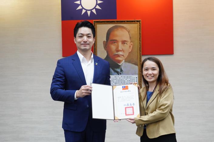 1141111_01_市政會議前頒獎_劉佳雯攝_12樓 (7)表揚本府114年度「領航x永續x市政專題研究班」績優專題研究小組第2名組：財政局曾莉雅科長上台受獎。.JPG