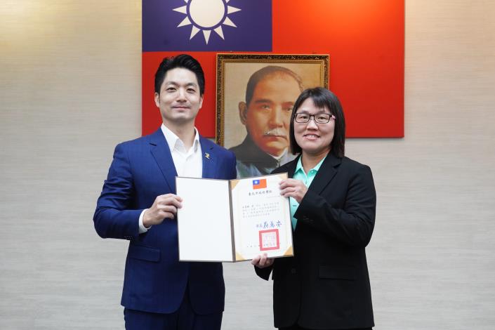 1141111_01_市政會議前頒獎_劉佳雯攝_12樓 (11)表揚本府114年度「領航x永續x市政專題研究班」績優專題研究小組第3名組：公園處吳旻靜主任上台受獎。.JPG