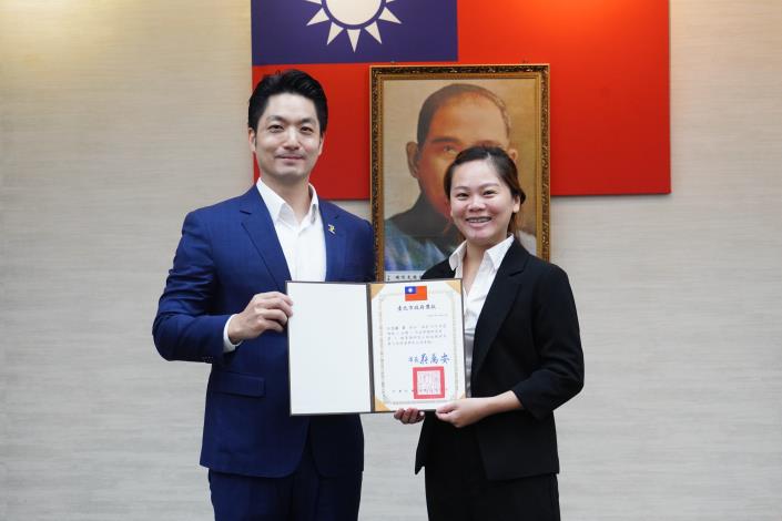 1141111_01_市政會議前頒獎_劉佳雯攝_12樓 (13)表揚本府114年度「領航x永續x市政專題研究班」績優專題研究小組第3名組：交工處江芷薇秘書上台受獎。.JPG