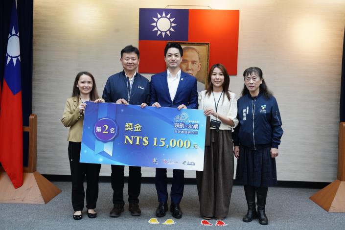 1141111_01_市政會議前頒獎_劉佳雯攝_12樓 (10)表揚本府114年度「領航x永續x市政專題研究班」績優專題研究小組第2名組：市長頒發獎勵金1.5萬元，並與獲獎同仁一同合影。.JPG
