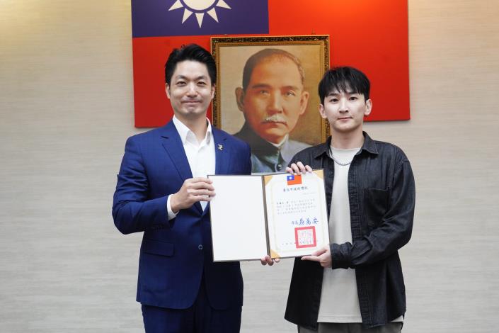 1141111_01_市政會議前頒獎_劉佳雯攝_12樓 (3)表揚本府114年度「領航x永續x市政專題研究班」績優專題研究小組第1名組：秘書處李壙吉組員上台受獎。.JPG