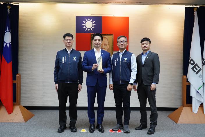 1141111_01_市政會議前頒獎_劉佳雯攝_12樓 (18)本府榮獲「2025天下永續幸福城市獎」第1名，張副市長、衛生局黃局長上台一同合影。.JPG