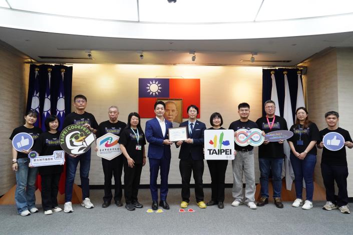 1141111_01_市政會議前頒獎_劉佳雯攝_12樓 (20)本市榮獲「2025 IEEE Smart Cities Contest」已開發經濟體第1名，資訊局同仁上台一同合影。.JPG