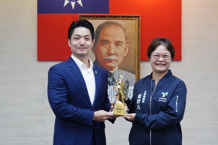 1141111_01_市政會議前頒獎_劉佳雯攝_12樓 (24)本府公園處「花IN台北」榮獲「2025義大利羅馬設計獎」金獎，公園處藍處長陳獻獎座。.JPG