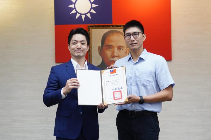 1141111_01_市政會議前頒獎_劉佳雯攝_12樓 (4)表揚本府114年度「領航x永續x市政專題研究班」績優專題研究小組第1名組：兵役局黃偉峰股長上台受獎。.JPG