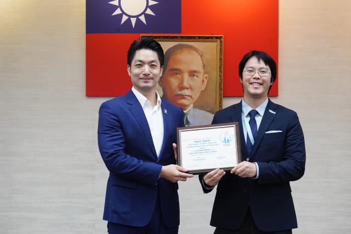 1141111_01_市政會議前頒獎_劉佳雯攝_12樓 (19)本市榮獲「2025 IEEE Smart Cities Contest」已開發經濟體第1名，資訊局趙局長陳獻獎牌。.JPG