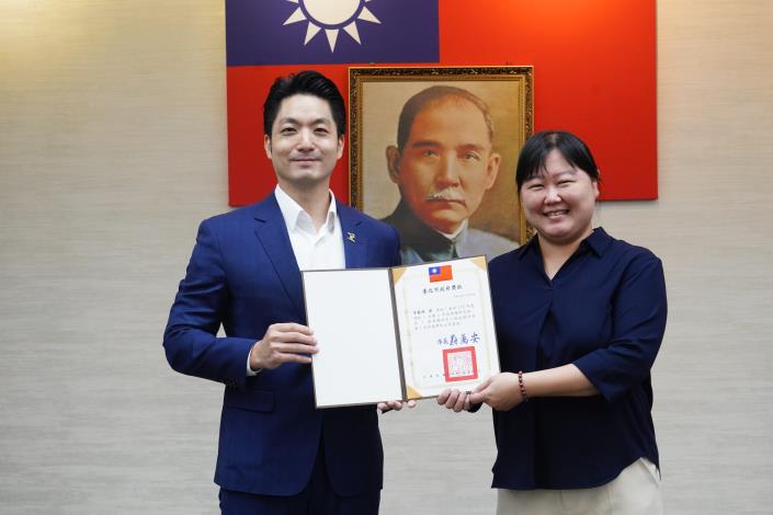 1141111_01_市政會議前頒獎_劉佳雯攝_12樓 (1)表揚本府114年度「領航x永續x市政專題研究班」績優專題研究小組第1名組：交工處李薇婷科長上台受獎。.JPG