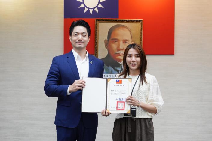1141111_01_市政會議前頒獎_劉佳雯攝_12樓 (9)表揚本府114年度「領航x永續x市政專題研究班」績優專題研究小組第2名組：觀傳局黃筱雯編審上台受獎。.JPG