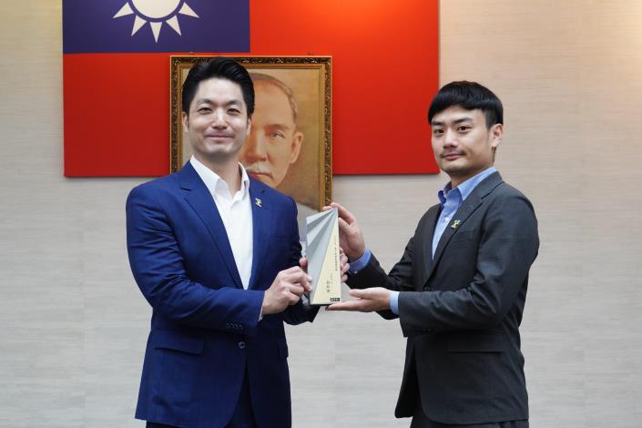 1141111_01_市政會議前頒獎_劉佳雯攝_12樓 (17)本府榮獲「2025天下永續幸福城市獎」第1名，研考會殷主委陳獻獎座。.JPG