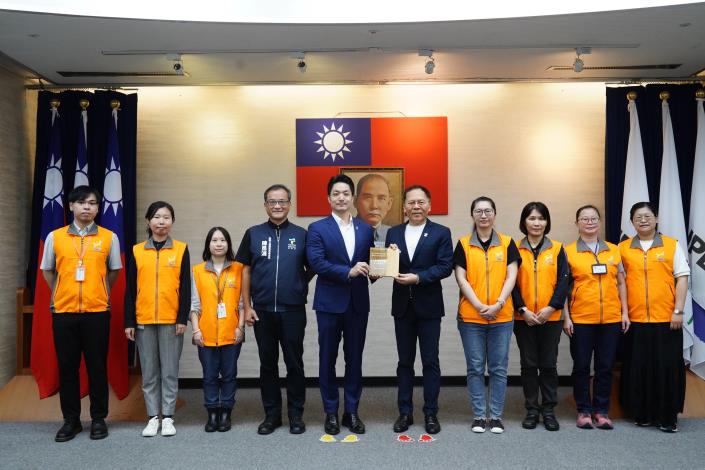 1141111_01_市政會議前頒獎_劉佳雯攝_12樓 (30)本府榮獲「114年度勞動部補助直轄市及縣市政府辦理職業災害勞工協助事項業務輔導評鑑」優等，重建處陳處長及同仁上台一同合影。.JPG