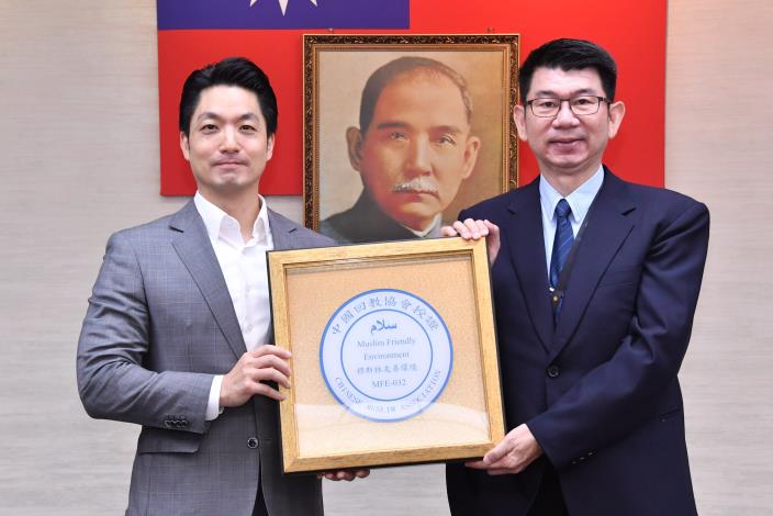 1141118_01_014_頒獻獎_許宜容攝_12樓 授證本市114年穆斯林友善認證業者友善環境認證組，請臺北小巨蛋隋俊祥經理代表上台領取證牌。.JPG