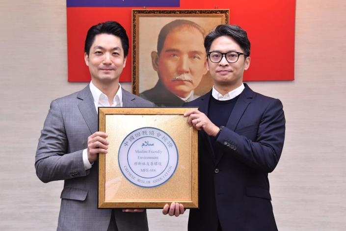 1141118_01_018_頒獻獎_許宜容攝_12樓 授證本市114年穆斯林友善認證業者友善環境認證組，請國立中正紀念堂陳瑋鴻組長代表上台領取證牌。.JPG