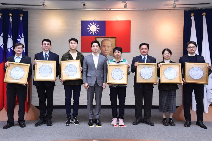 1141118_01_020_頒獻獎_許宜容攝_12樓 授證本市114年穆斯林友善認證業者友善環境認證組，請全體友善環境認證組上台一同合影。.JPG