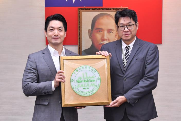1141118_01_026_頒獻獎_許宜容攝_12樓 授證本市114年穆斯林友善認證業者友善餐旅認證組，請香樹花園酒店張森榮店經理代表上台領取證牌。.JPG