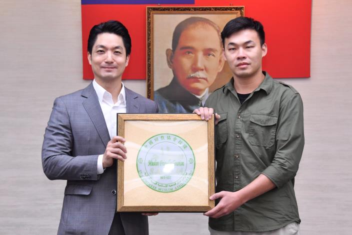 1141118_01_028_頒獻獎_許宜容攝_12樓 授證本市114年穆斯林友善認證業者友善餐旅認證組，請五月家青旅台大館林均翰副理代表上台領取證牌。.JPG