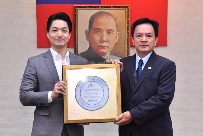 1141118_01_016_頒獻獎_許宜容攝_12樓 授證本市114年穆斯林友善認證業者友善環境認證組，請貓空纜車林平達經理代表上台領取證牌。.JPG