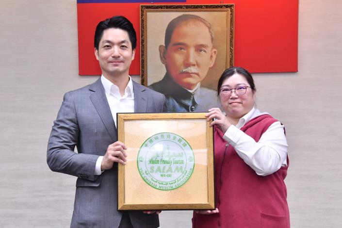 1141118_01_021_頒獻獎_許宜容攝_12樓 授證本市114年穆斯林友善認證業者友善餐旅認證組，請皇家季節酒店1館賴泳璇經理代表上台領取證牌。.JPG