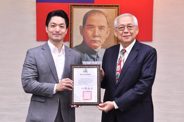 1141118_01_008_頒獻獎_許宜容攝_12樓 頒發中國回教協會感謝狀請中國回教協會馬超彥副理事長上台受獎。.JPG