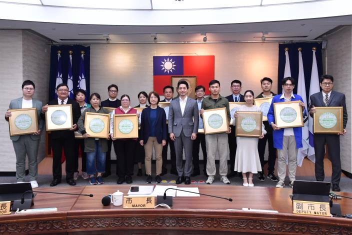 1141118_01_030_頒獻獎_許宜容攝_12樓 授證本市114年穆斯林友善認證業者友善餐旅認證組，請觀傳局蕭副局長及全體穆斯林友善認證業者上台一同合影。.JPG