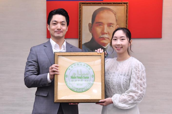 1141118_01_025_頒獻獎_許宜容攝_12樓 授證本市114年穆斯林友善認證業者友善餐旅認證組，請國聯大飯店何易璇董事長秘書代表上台領取證牌。.JPG