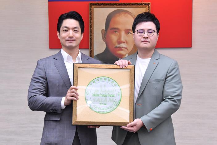 1141118_01_027_頒獻獎_許宜容攝_12樓 授證本市114年穆斯林友善認證業者友善餐旅認證組，請見潭璞旅游仁俊經理代表上台領取證牌。.JPG